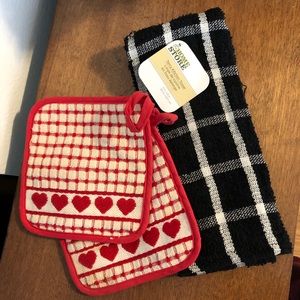 Black/white kitchen towel & red/white potholders
